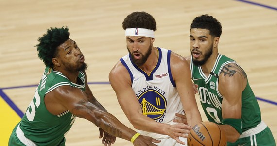 Koszykarze Boston Celtics pokonali w San Francisco Golden State Warriors 120:108 w pierwszym meczu finału ligi NBA. O ich sukcesie zdecydowała czwarta kwarta, którą wygrali różnicą 24 punktów. Do tytułu potrzeba czterech zwycięstw.