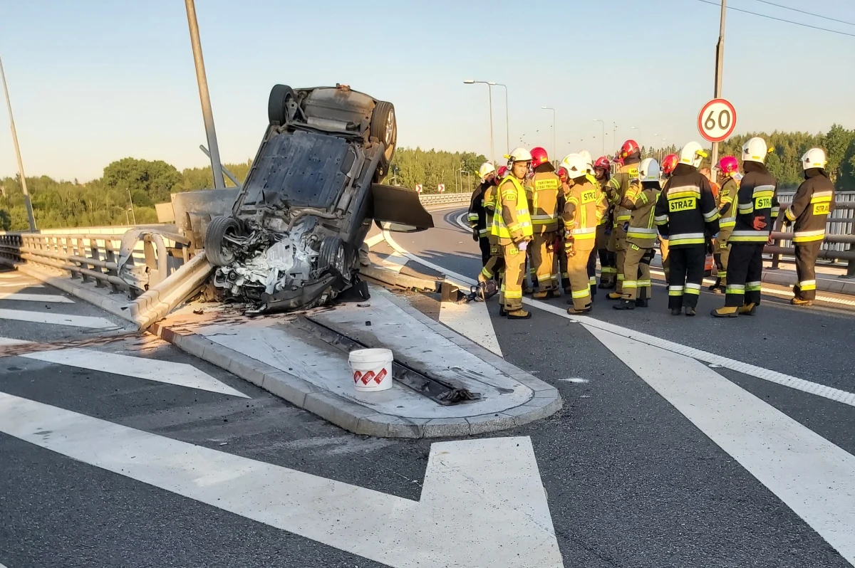 1 osoba została ranna w dachowaniu samochodu osobowego, do którego doszło na autostradzie A1 na odcinku Świerklany - Gorzyczki. Na jezdni w kierunku Gorzyczek przez prawie 4 godziny zablokowana była łącznica zjazdowa z A1 na drogę wojewódzką nr 933.