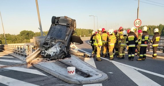 1 osoba została ranna w dachowaniu samochodu osobowego, do którego doszło na autostradzie A1 na odcinku Świerklany - Gorzyczki. Na jezdni w kierunku Gorzyczek przez prawie 4 godziny zablokowana była łącznica zjazdowa z A1 na drogę wojewódzką nr 933.