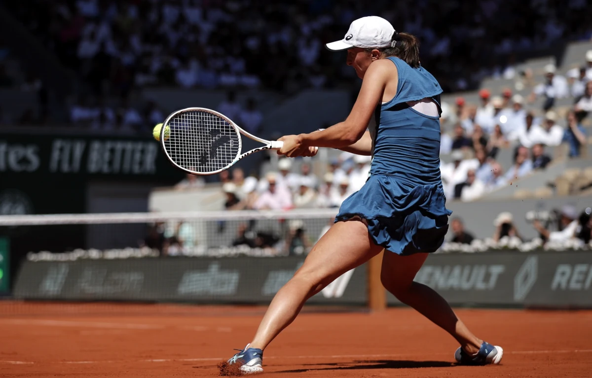 Iga Świątek w wielkim stylu awansowała do finału wielkoszlemowego French Open. Polka pokonała Darię Kasatkinę 6:2, 6:1 i o tytuł powalczy z Amerykanką Cori Gauff. Świątek zdradziła jakiej muzyki słucha przed meczem.