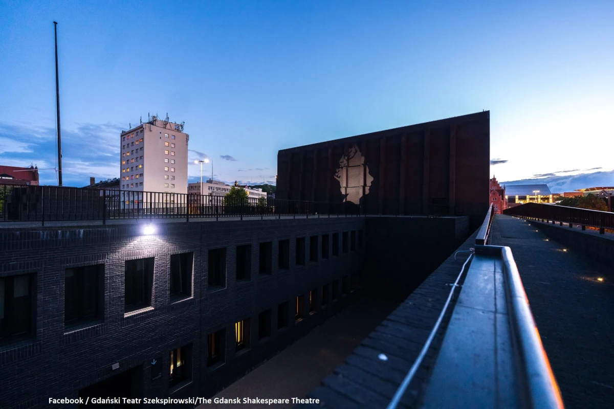 Podświetlenie na fioletowo Fontanny Neptuna oraz wyświetlenie profilu Elżbiety II na ścianach Gdańskiego Teatru Szekspirowskiego i Uniwersytetu Gdańskiego rozpoczęło trzydniowe obchody objęcia tronu brytyjskiej królowej przez Elżbietę Aleksandrę Marię. Elżbieta II nigdy nie była w Gdańsku, ale w Trójmieście kilkukrotnie gościli członkowie rodziny królewskiej.