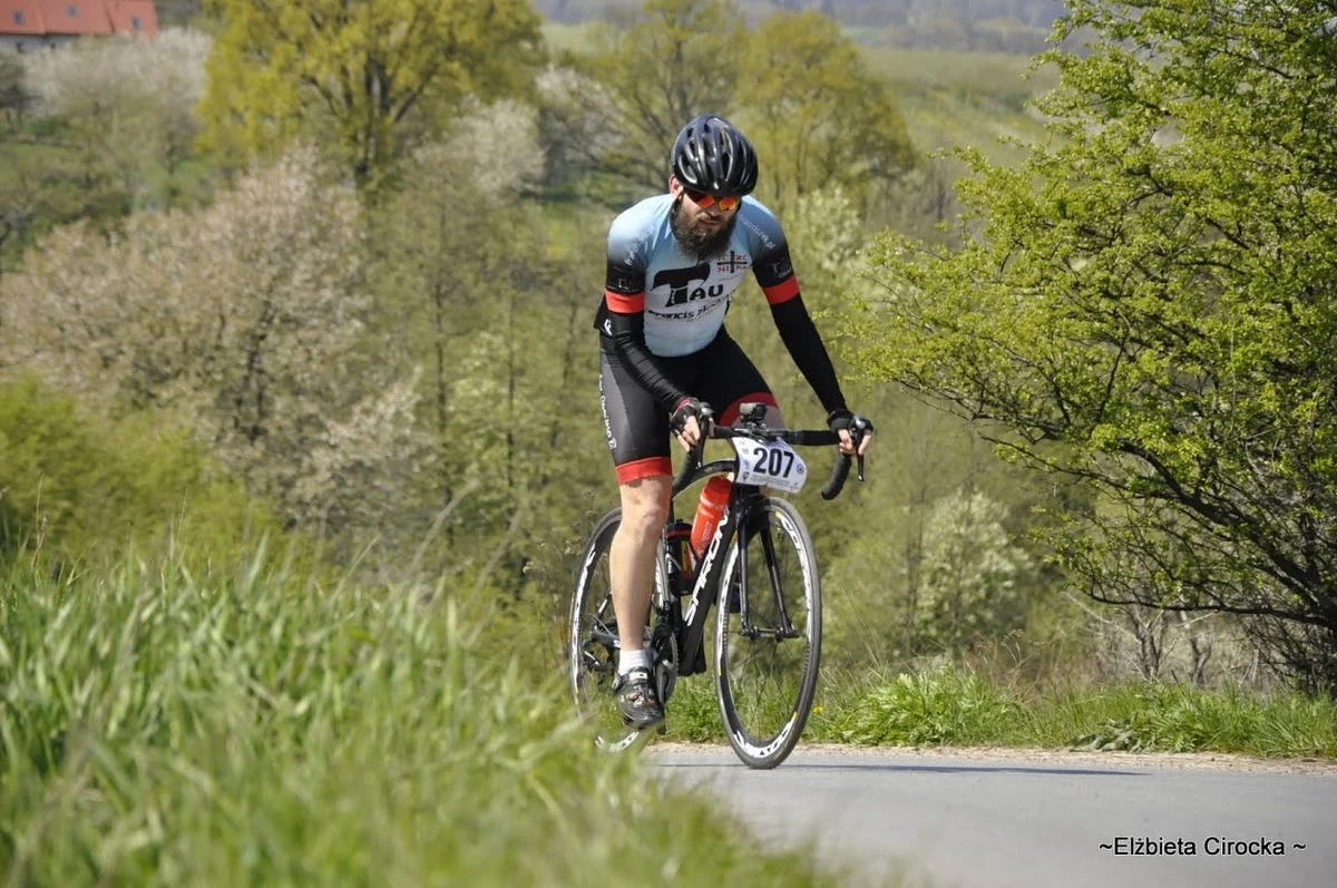 O. Arkadiusz Dąbek, franciszkanin pracujący w Zielonej Górze to zapalony rowerzysta. Nie tylko jeździ, ale też projektuje i tworzy tandemy nawet dla 4 osób. „W mojej głowie jest wiele pomysłów. Lubię jeździć na rowerze i trenować przez cały rok, a w zimie jednak jest problem, kiedy jest śnieg. Zacząłem więc myśleć nad śnieżnym rowerem. Udało mi się go zrobić” – mówi.