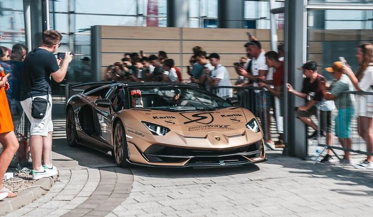 Luksusowe samochody - marzenie każdego fana motoryzacji - będzie można już jutro (4 czerwca) zobaczyć na żywo na ul. Piotrkowskiej w Łodzi. Będą Lamborghini, Ferrari i McLareny. Co jeden to szybszy, piękniejszy i bardziej zachwycający. Auta pojawią się w ramach charytatywnego rajdu Fundacji "Positive Ways".