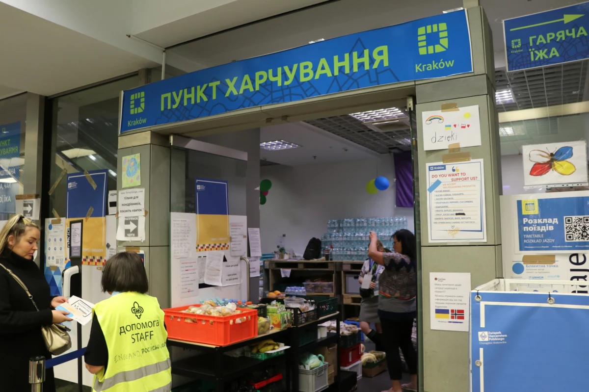 Do Krakowa od momentu rozpoczęcia inwazji rosyjskiej na Ukrainę przybyło ok. 177,5 tys. osób, w tym 42 tys. dzieci. Według szacunków władz w mieście jest wciąż około 50 tys. uchodźców. Tuż po wybuchu wojny na pomoc doraźną wydano 20,5 mln zł. a w sumie już prawie 100 mln zł.

