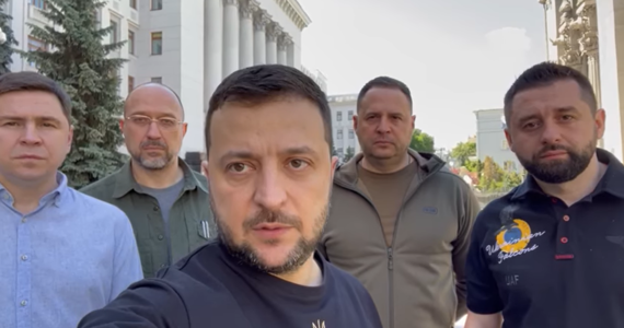 "Jest z nami cały naród Ukrainy, zwyciężymy" - zadeklarował prezydent Ukrainy Wołodymyr Zełenski w opublikowanym na swoim kanale na Facebooku wideo. Dziś jest setny dzień rosyjskiej inwazji na ten kraj.