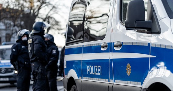 Po kilku godzinach zakończyła się akcja policji i antyterrorystów w Saarbruecken na zachodzie Niemiec. 67-letni myśliwy, który w piątek rano zabarykadował się w swoim mieszkaniu, odmawiając oddania broni, i strzelał przez okno do policjantów, został znaleziony martwy - informuje portal dziennika "Bild".