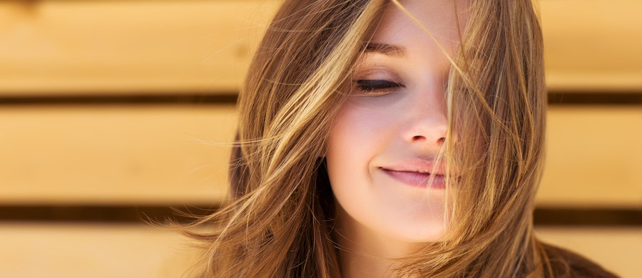 Promienie UV są szkodliwe nie tylko dla naszej skóry, ale również i włosów. Niszczą warstwę ochronną, osłabiają wewnętrzne struktury włosa, a także cebulkę. Mogą nawet powodować zahamowanie wzrostu włosa lub wypadanie.