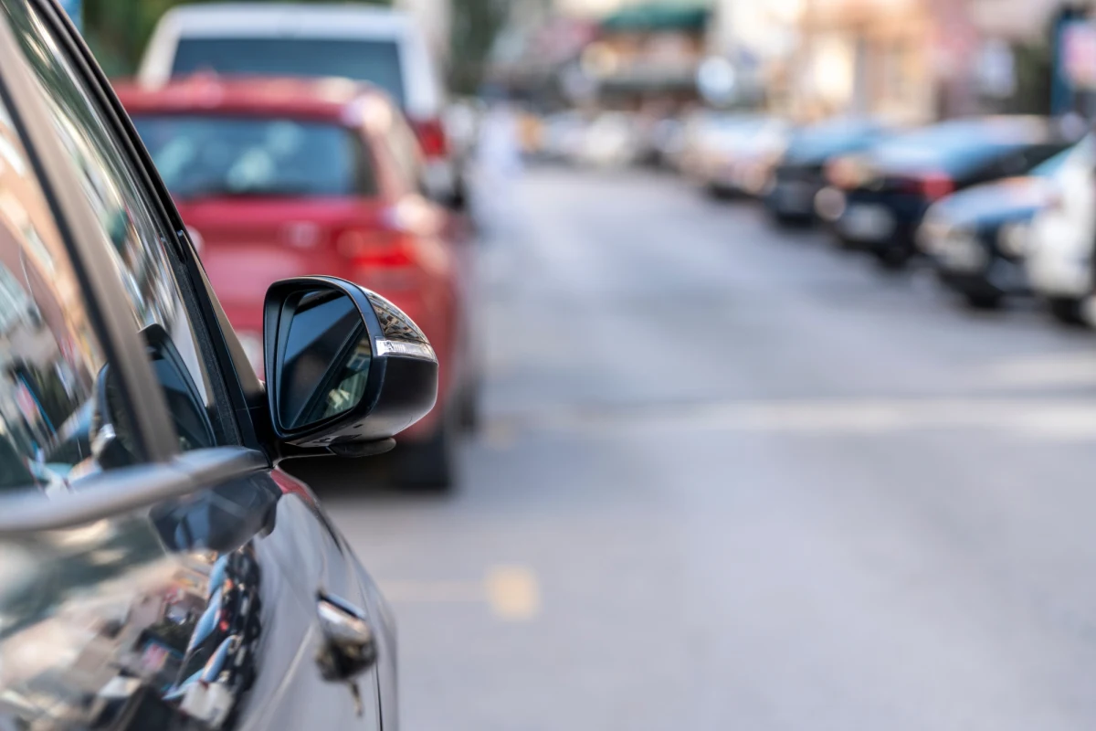 Samochód wyposażony w kamery będzie kontrolować opłaty za postój w Strefie Płatnego Parkowania. System ma zwiększyć skuteczność nadzoru nad wnoszeniem opłat za parkowanie. Właśnie ogłoszono przetarg na jego dostawę i montaż. Termin składania ofert dla szczecińskiego systemu mija 13 czerwca 2022 r. Dostawca będzie miał 90 dni na realizację zamówienia - podaje portal wszczecinie.pl.