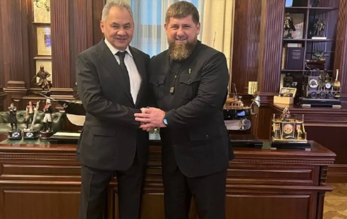 Szef resortu obrony Rosji Sergiej Szojgu rozmawiał w Moskwie z czeczeńskim przywódcą Ramzanem Kadyrowem. "Omówiliśmy merytorycznie kwestie operacji specjalnej na rzecz denazyfikacji i demilitaryzacji na Ukrainie oraz zidentyfikowaliśmy dalsze sposoby interakcji oraz uzgodniliśmy kolejne kroki" - napisał na Telegramie szef Republiki Czeczeńskiej.