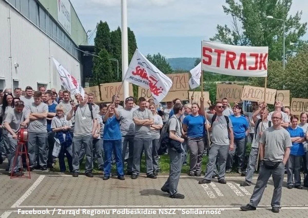 Koniec strajku w zakładzie produkującym części do samochodów w Żywcu. Protestujący zawarli porozumienie z pracodawcą. Główny postulat strajkujących dotyczył podwyżki wynagrodzeń. 