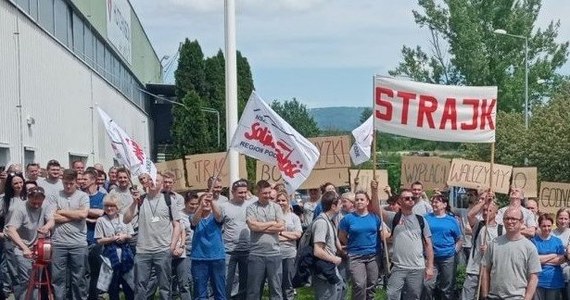 Koniec strajku w zakładzie produkującym części do samochodów w Żywcu. Protestujący zawarli porozumienie z pracodawcą. Główny postulat strajkujących dotyczył podwyżki wynagrodzeń. 