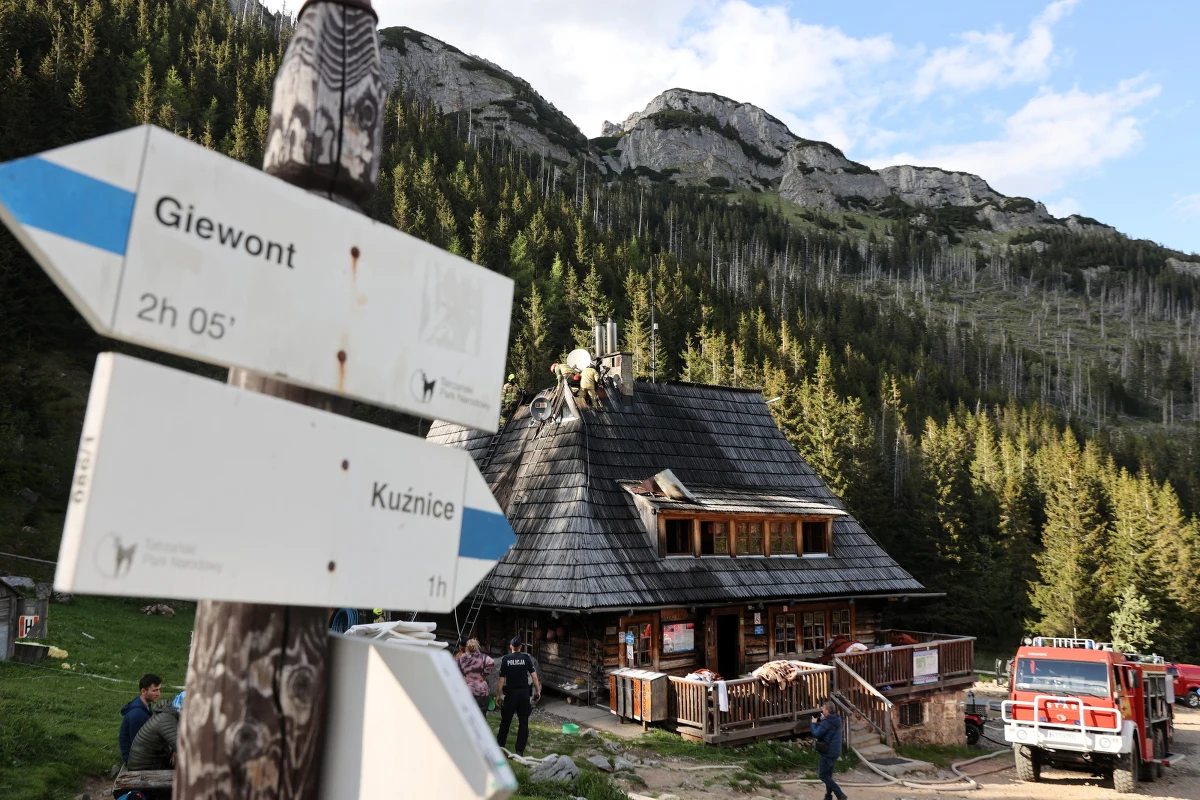 Po wtorkowym pożarze tatrzańskie schronisko na Hali Kondratowej w piątek w pełni wznowiło działalność - poinformowano na profilu społecznościowym. Jeszcze w środę gospodyni schroniska zapowiedziała, że powrót do normalnej działalności nastąpi do 10 czerwca.