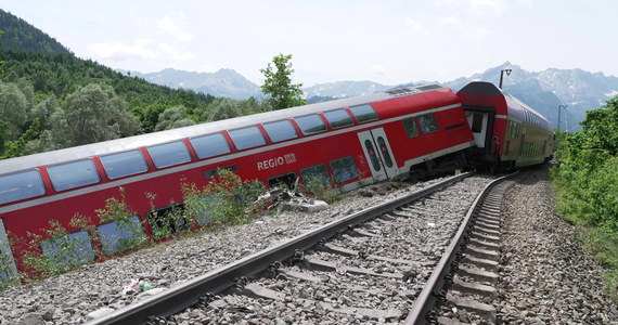 Cztery osoby zginęły, a 60 zostało rannych w katastrofie kolejowej na północ od ośrodka narciarskiego w Garmisch-Partenkirchen w Bawarii w Niemczech. Wykoleił się tam pociąg regionalny.