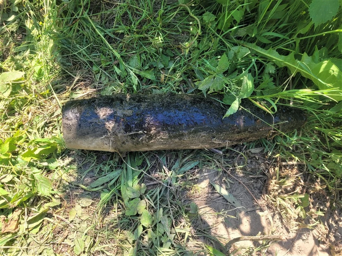 Tego się nie spodziewał wędkarz, który wybrał się na ryby w miejscowości Dąbrowa w gminie Chełmiec. W korycie Dunajca zauważył pocisk artyleryjski, o czym natychmiast powiadomił policję. Na miejsce wezwano saperów z Krakowa, a do czasu ich przybycia znalezisko zabezpieczali mundurowi z Nowego Sącza.