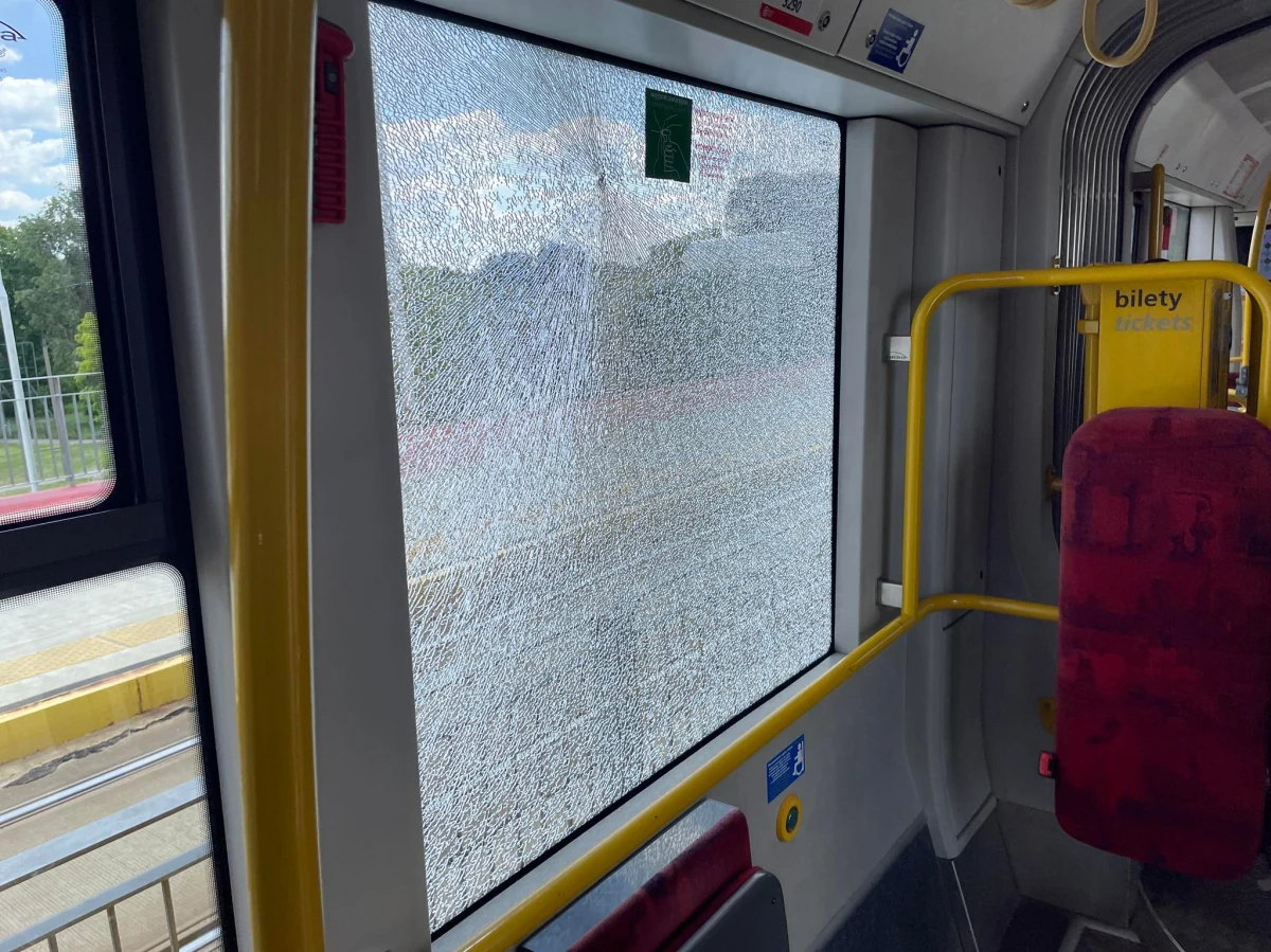 Popękane szyby i wstrzymany ruch na wiadukcie przy Dworcu Gdańskim to prawdopodobnie efekt ostrzału ze śrutu z broni pneumatycznej. Policja nie wyklucza jednak, że tramwaj i autobus mogły być obrzucone kamieniami. W okolicy zdarzenia znaleziono również samochód osobowy z ostrzelaną szybą tylną.