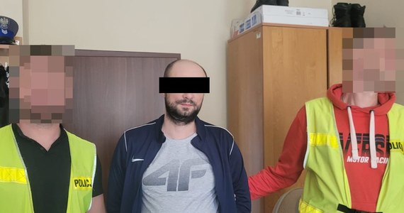 Policjanci ustalili i zatrzymali 36-latka, który odpowie za włamanie do samochodu. Jego łupem padł sprzęt muzyczny. Straty oszacowano na ponad 15 tysięcy złotych. Mężczyzna zamierzał sprzedać instrumenty w komisach, jednak nie znalazł kupca. Policjanci odzyskali skradzione mienie. Mężczyzna usłyszał zarzuty kradzieży z włamaniem w "multirecydywie". Śledczy wnioskują o tymczasowe aresztowanie.