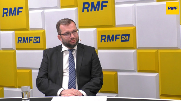 "Z pewnością mogę powiedzieć, że środki finansowe z Krajowego Planu Odbudowy do nas wpłyną" - mówił w Popołudniowej rozmowie w RMF FM minister funduszy i polityki regionalnej Grzegorz Puda. "Musimy zrealizować to, na co się umówiliśmy" - podkreślał gość Marka Tejchmana.„Z informacji, które posiadam projekt rozwiązań, które będą miały za zadanie ułatwić korzystanie z energii wiatrowej wpłynął właśnie na posiedzenie Komitetu Stałego Rady Ministrów. Myślę, że niedługo będziemy nad tym debatować” – mówił w internetowej części Popołudniowej rozmowy Grzegorz Puda, minister funduszy i polityki regionalnej. Marek Tejchman dopytywał czy projekt ma szansę zostać przyjęty prze Sejm do końca czerwca: „Mam nadzieję, że będzie rozpatrzony przez radę ministrów jeszcze w tym miesiącu i będziemy się starać jak najszybciej wprowadzić go w życie” – zapewniał gość RMF FM. Kolejnym z kamieni milowych, które polski rząd musi spełnić jest wprowadzenie podatku od samochodów spalinowych, czyli tych napędzanych benzyną lub dieslem. Zdaniem ministra nie będzie to podatek, a „zróżnicowanie opłat”: „Niekoniecznie podatków, w zależności od tego jakim, kto paliwem swój samochód napędza i z pewnością tak jak jest w tej chwili będzie inna akcyza na samochody związane z napędem elektrycznym, a inne z tradycyjnymi silnikami spalinowymi” – mówił minister funduszy i polityki regionalnej.„Ten zapis po prostu będzie takim zapisem, który będzie dalej kontynuowany. I drugi, o którym mało kto mówi ale również wprowadzenie opłat, i tu mówimy tylko i wyłącznie o ciężarówkach na autostradach. Przecież my z polityki spójności, czyli z tych środków finansowych, którymi ja zarządzam cały czas, głównie poprzez ministerstwo infrastruktury, GDDKiA budujemy nowe drogi. I te nowe drogi bardzo często nie są objęte systemem opłat dla samochodów ciężarowych” – dodał. 