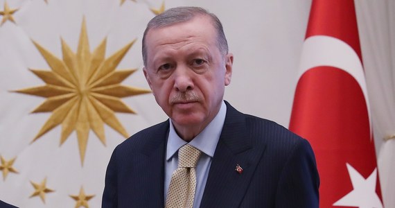 Obawy Turcji dotyczące bezpieczeństwa, wyrażane z powodu wniosku Szwecji i Finlandii o członkostwo w Sojuszu Północnoatlantyckim są oparte na "uzasadnionych podstawach" - oświadczył prezydent Turcji Recep Tayyip Erdogan podczas rozmowy telefonicznej z sekretarzem generalnym NATO Jensem Stoltenbergiem.