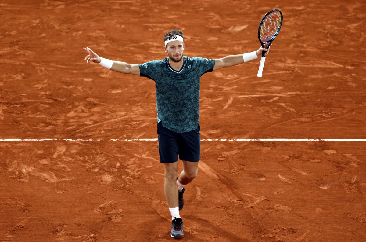 Casper Ruud będzie przeciwnikiem Hiszpana Rafaela Nadala w finale turnieju tenisowego French Open w Paryżu. Rozstawiony z numerem ósmym Norweg pokonał Chorwata Marina Cilica 3:6, 6:4, 6:2, 6:2.