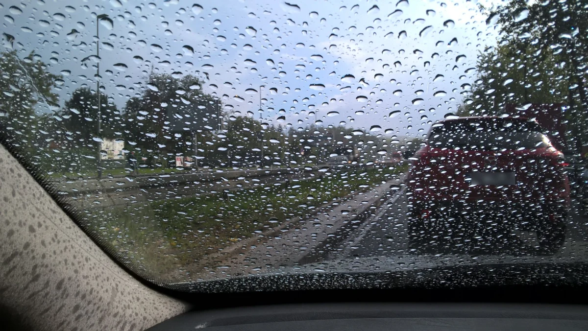 Za sprawą płytkiego niżu, pogoda w sobotę będzie miała dynamiczny charakter. Na południu kraju może spaść do 30 litrów deszczu na metr kwadratowych i prognozowane są burze - powiedziała Anna Woźniak, synoptyk IMGW-PIB.