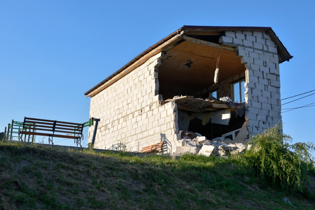 Mało mówi się o tym, że w wojnie Rosji przeciwko Ukrainie woda jest zarówno wojskowym celem, jak i bronią - pisze w dziennik "Welt". Na infrastrukturze wodnej skupiają się w dużej mierze rosyjskie ataki lotnicze, skuteczną taktyką okazało się też odcięcie lokalnych dostaw wody, co rosyjscy najeźdźcy zrobili w Mariupolu - dodaje.
