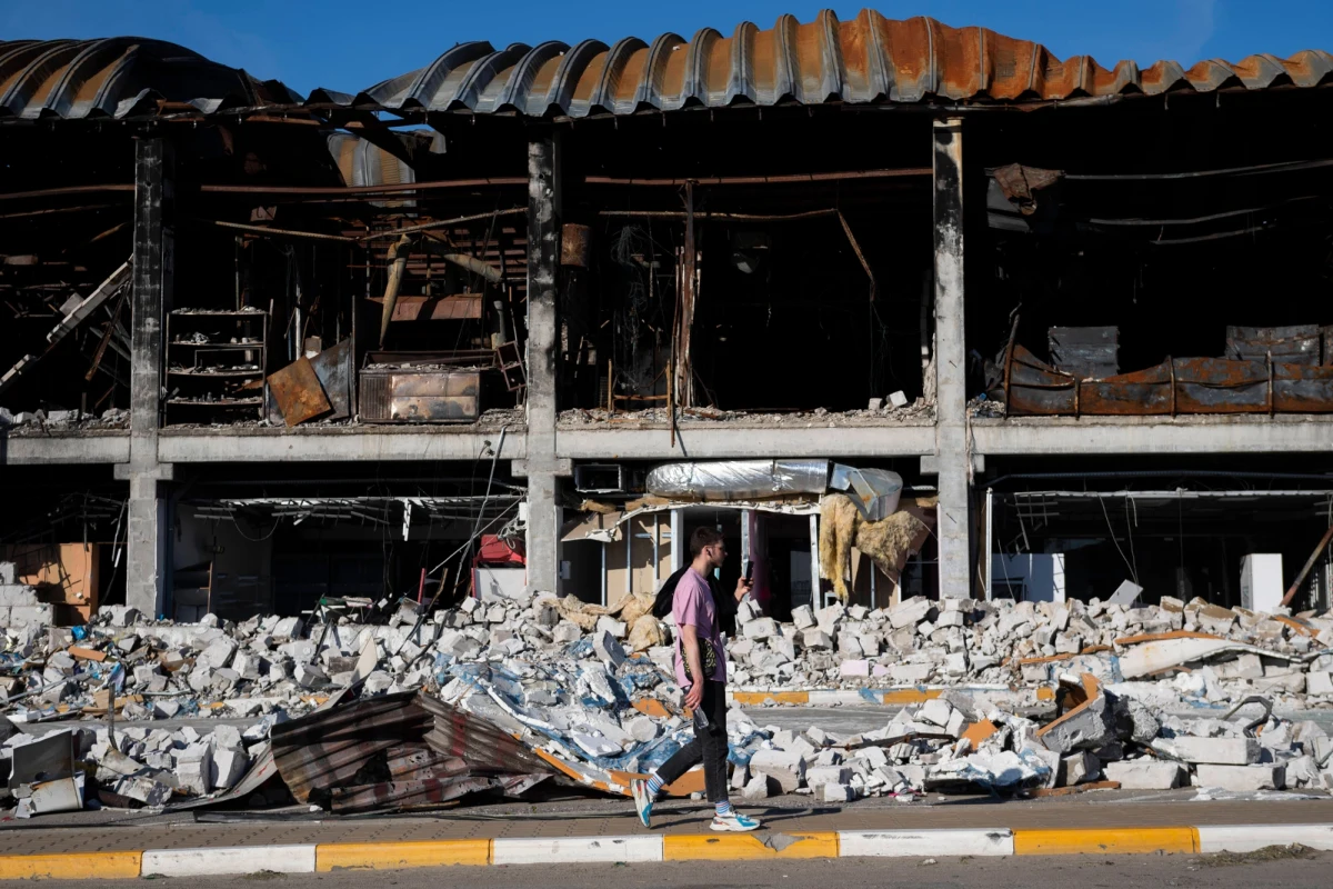 Radny Irpienia Taras Wjazowczenko powiedział PAP, że władze wciąż nie zezwalają ludności na powrót do miasta. "Wynika to z tego, że wojna trwa, w każdym momencie może być alarm przeciwlotniczy lub wtargnięcie wojsk rosyjskich od strony Białorusi" - wyjaśnił.