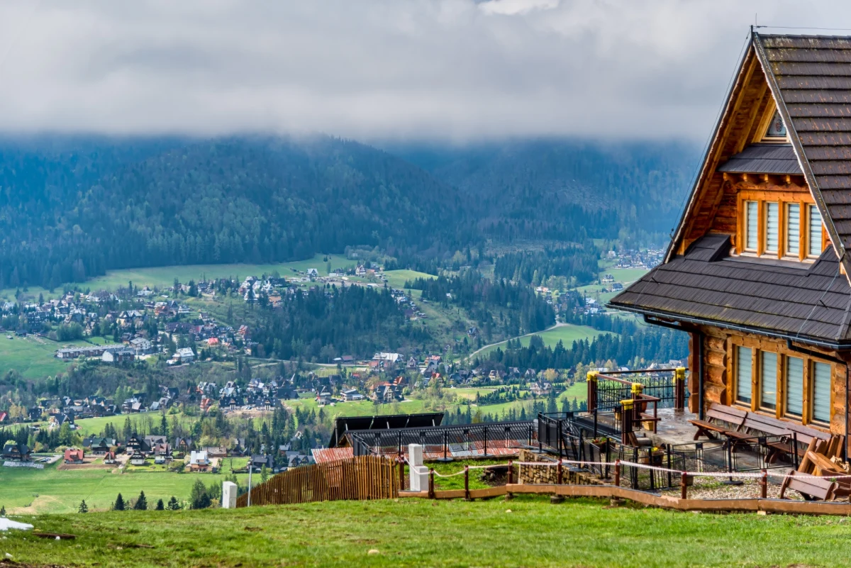 Ceny noclegów pod Tatrami na przedłużony weekend związany z Bożym Ciałem zaczynają się od 50 zł za noc na kwaterach prywatnych i 150 zł w hotelach o niższym standardzie. Jest sporo zapytań ale nie przekłada się to na rezerwacje – powiedział Karol Wagner z Tatrzańskiej Izby Gospodarczej.