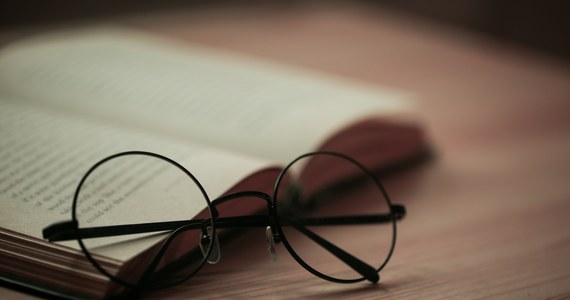 Egzemplarz pierwszego wydania książki „Harry Potter i Kamień Filozoficzny” z podpisem autorki J.K. Rowling trafi na licytację. To jedna z 500 sztuk pierwszego wydania, które zawierało kilka błędów.