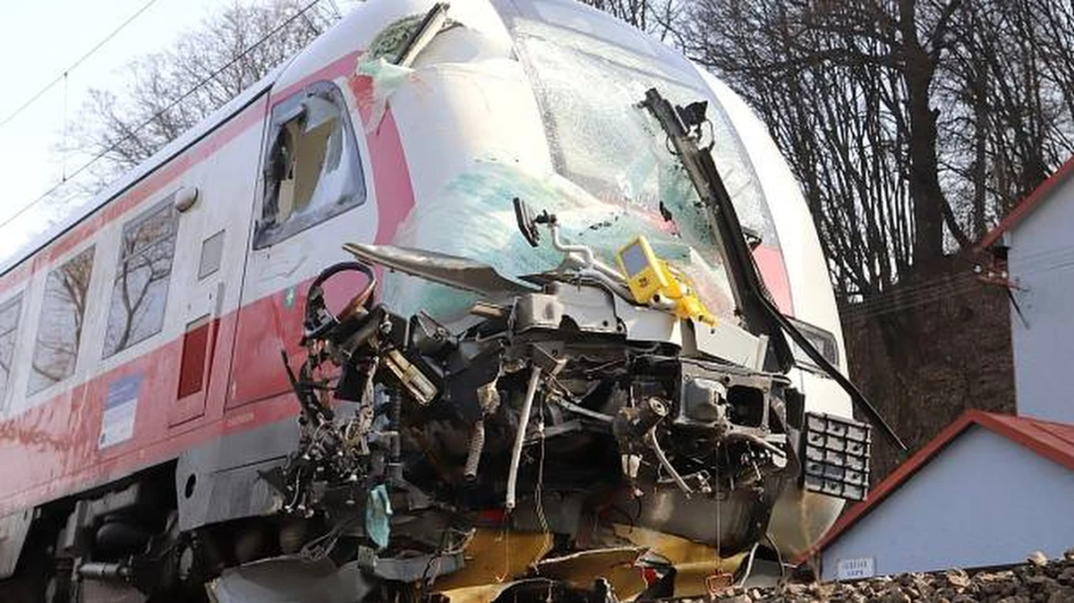 Słowackie służby wyjaśniają przyczyny wypadku, do którego doszło wczoraj na północnym zachodzie kraju. W pobliżu miasta Vrutky lokomotywa uderzyła w pociąg pasażerskich. Rannych zostało ponad 70 osób, w tym cztery poważnie. 