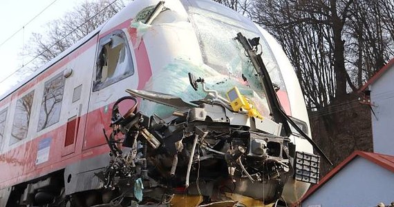Słowackie służby wyjaśniają przyczyny wypadku, do którego doszło wczoraj na północnym zachodzie kraju. W pobliżu miasta Vrutky lokomotywa uderzyła w pociąg pasażerskich. Rannych zostało ponad 70 osób, w tym cztery poważnie. 