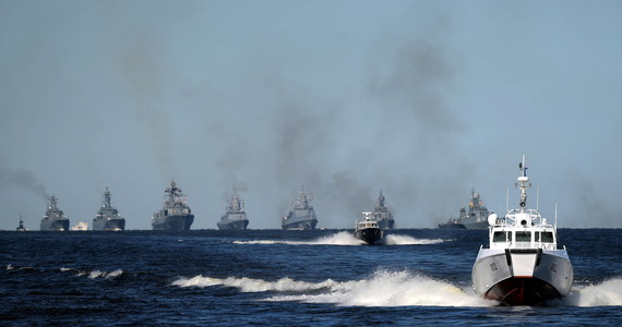 Rosja wyprowadziła na Morze Czarne pięć dużych okrętów desantowych z trzech flot - informuje portal Krym Realii. Na Morzu Czarnym oprócz tego - według strony ukraińskiej - zadania bojowe wykonują trzy okręty rakietowe i jeden okręt podwodny.