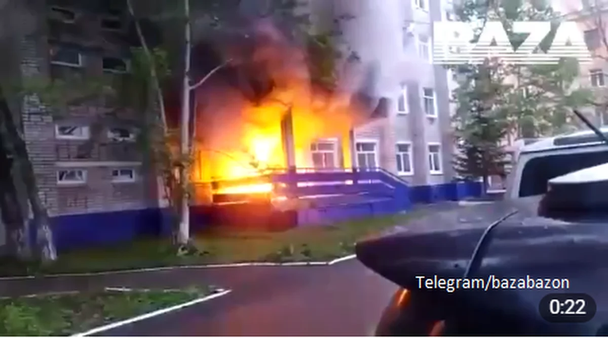 Budynek Rosgwardii w Komsomolsku nad Amurem w rosyjskim Kraju Chabarowskim został podpalony. Taką informację podał dziś opozycyjny portal Baza na Telegramie. Sprawca miał podpalić kanister z benzyną przed wejściem do siedziby tej struktury MSW.