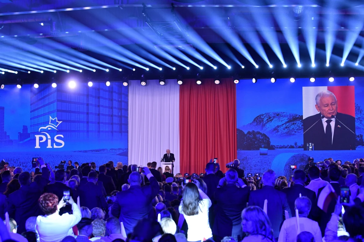 "Ogłaszam mobilizację PiS i całej Zjednoczonej Prawicy. To nie jest hasło, to jest objazd kraju - stara, wypróbowana metoda" - mówił prezes PiS Jarosław Kaczyński podczas konwencji partii. Wicepremier przez ponad godzinę podsumowywał ostatnie lata rządów Zjednoczonej Prawicy.