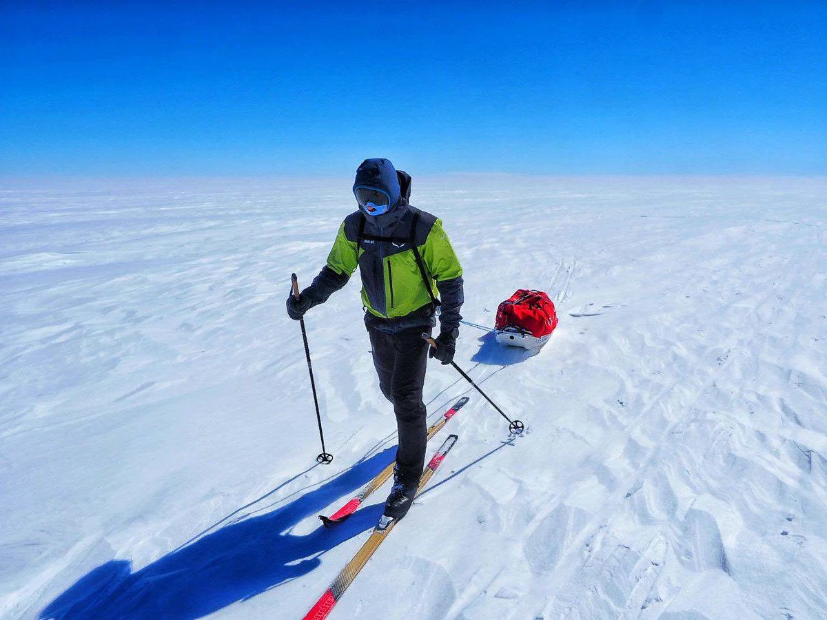 Sukcesem zakończyła się wyprawa Mateusza Waligóry i Łukasza Supergana na Grenlandię! Dwaj podróżnicy przeszli przez całą największą wyspę świata z zachodu na wschód. Wędrowali samotnie na nartach, bez wsparcia z zewnątrz, ciągnąc cały ekwipunek na saniach. Za nimi około 600 kilometrów trasy, której przejście zajęło im ponad miesiąc. 