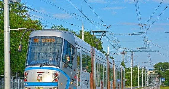 ​Ważna wiadomość dla pasażerów komunikacji miejskiej we Wrocławiu. Dziś rozpoczął się remont nawierzchni węzła przesiadkowego na rondzie Reagana. To oznacza zmiany w kursowaniu autobusów i tramwajów. Innymi trasami kursuje 5 linii tramwajowych i 12 autobusowych. Utrudnienia mają potrwać maksymalnie przez 4 tygodnie.