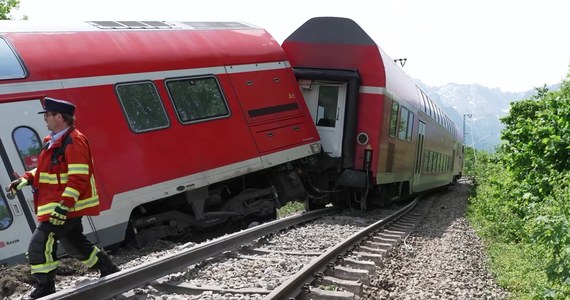 Spod wraku pociągu linii regionalnych, który wykoleił się w pobliżu Garmisch-Partenkirchen w Bawarii na południu Niemiec, służby ratunkowe wydobyły piątą ofiarę śmiertelną - podaje "Bild". Akcja ratunkowa trwa. 