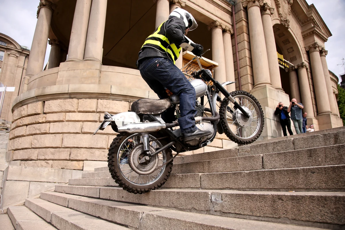 Choć Międzynarodowy Dzień Archiwów (MDA) jest obchodzony 9 czerwca, to tegoroczna odsłona MDA w Szczecinie odbyła się w sobotę. Jak informuje szczecińskie Archiwum Państwowe, przed południem - w ramach MDA - miało miejsce "odtworzenie przez paru śmiałków z Dzikiego Junaka wjazdu z 1961 r. na motocyklach po schodach na Wałach Chrobrego".