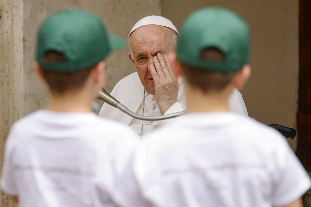 W Watykanie odbyło się spotkanie papieża z małymi uchodźcami wojennymi z Ukrainy. Jedno z dzieci zapytało Franciszka, czy złoży wizytę w jego kraju. 