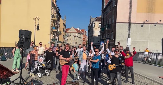 Do niedzieli potrwa 6. festiwal „Cały Poznań Ukulele”. W jego trakcie chętni mogą wziąć udział w darmowych warsztatach gry na ukulele lub posłuchać występów polskich i zagranicznych wykonawców.
