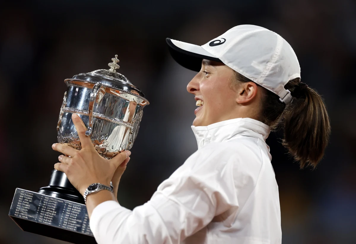 2,2 mln euro - tyle liderka światowego rankingu Iga Świątek otrzyma za zwycięstwo w wielkoszlemowym turnieju French Open. Polska tenisistka pokonała w finale rozstawioną z numerem 18. amerykańską zawodniczkę Cori Gauff 6:1, 6:3.