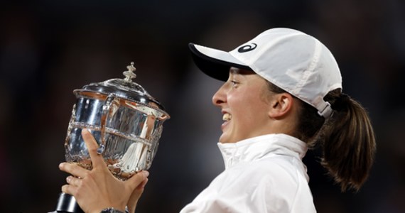 2,2 mln euro - tyle liderka światowego rankingu Iga Świątek otrzyma za zwycięstwo w wielkoszlemowym turnieju French Open. Polska tenisistka pokonała w finale rozstawioną z numerem 18. amerykańską zawodniczkę Cori Gauff 6:1, 6:3.