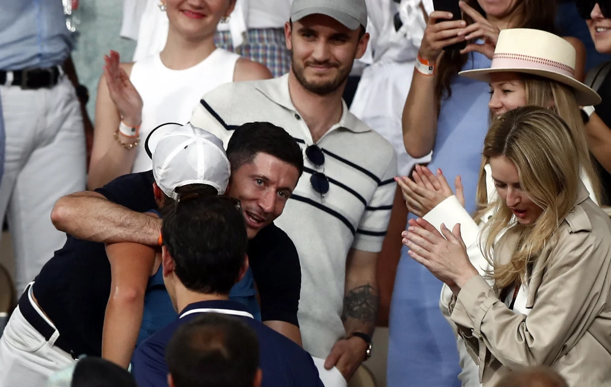 Robert Lewandowski był jedną z pierwszych osób, które złożyły gratulacje Idze Świątek po jej zwycięskim meczu w finale French Open. Napastnik był obecny na trybunach w Paryżu. Zdjęcia i film z momentu, gdy gratuluje polskiej tenisistce - obiegły świat. "Dwie legendy" - napisał oficjalny profil Roland Garros.