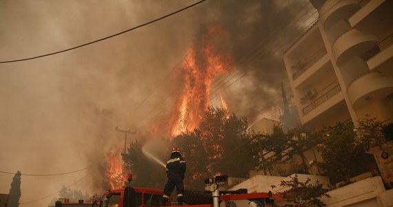 Duże pożary wybuchły na przedmieściach stolicy Grecji, Aten, zagrażając m.in. domom i sieciom przesyłowym energii elektrycznej. Nie odnotowano żadnych ofiar, ale rozpoczęto ewakuację mieszkańców w okolicach miast Wula i Glifada - poinformowała agencja Reutera za lokalną strażą pożarną.