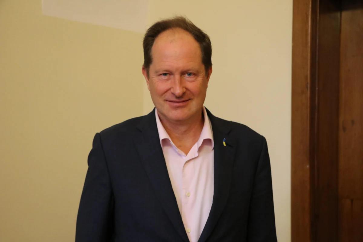 "To wyjątkowy i szczególny czas w relacjach amerykańsko-polskich. To nie tylko współpraca polskiej i amerykańskiej armii, to też współpraca demokracji z demokracją, gospodarki z gospodarką, ludzi z ludźmi. Jestem dumny z tego, że mogę być tu w Polsce, gdy Ameryka wraz z Polską mają udział w tej samej wolności, walczą o tę samą wolność i działają na wielu różnych poziomach, na wiele różnych sposobów, jak nigdy dotąd" - mówi RMF FM Mark Brzezinski. Ambasador USA w Warszawie w rozmowie z Grzegorzem Jasińskim przekonuje, że dla bezpieczeństwa Polski najważniejszy jest fakt, że amerykański prezydent przybył do Polski i powiedział, że Ameryka i NATO będą bronić każdego cala terytorium NATO i to obejmuje Polskę. "To święte zobowiązanie" - podkreśla Brzezinski.