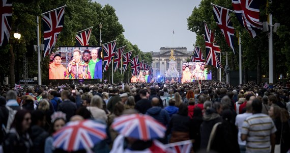Brytyjska królowa Elżbieta II nieoczekiwanie pojawiła się przed koncertem, który w ramach obchodów jej Platynowego Jubileuszu odbył się w sobotę wieczorem przed Pałacem Buckingham - wystąpiła w wyemitowanym na telebimach krótkim skeczu z Misiem Paddingtonem.