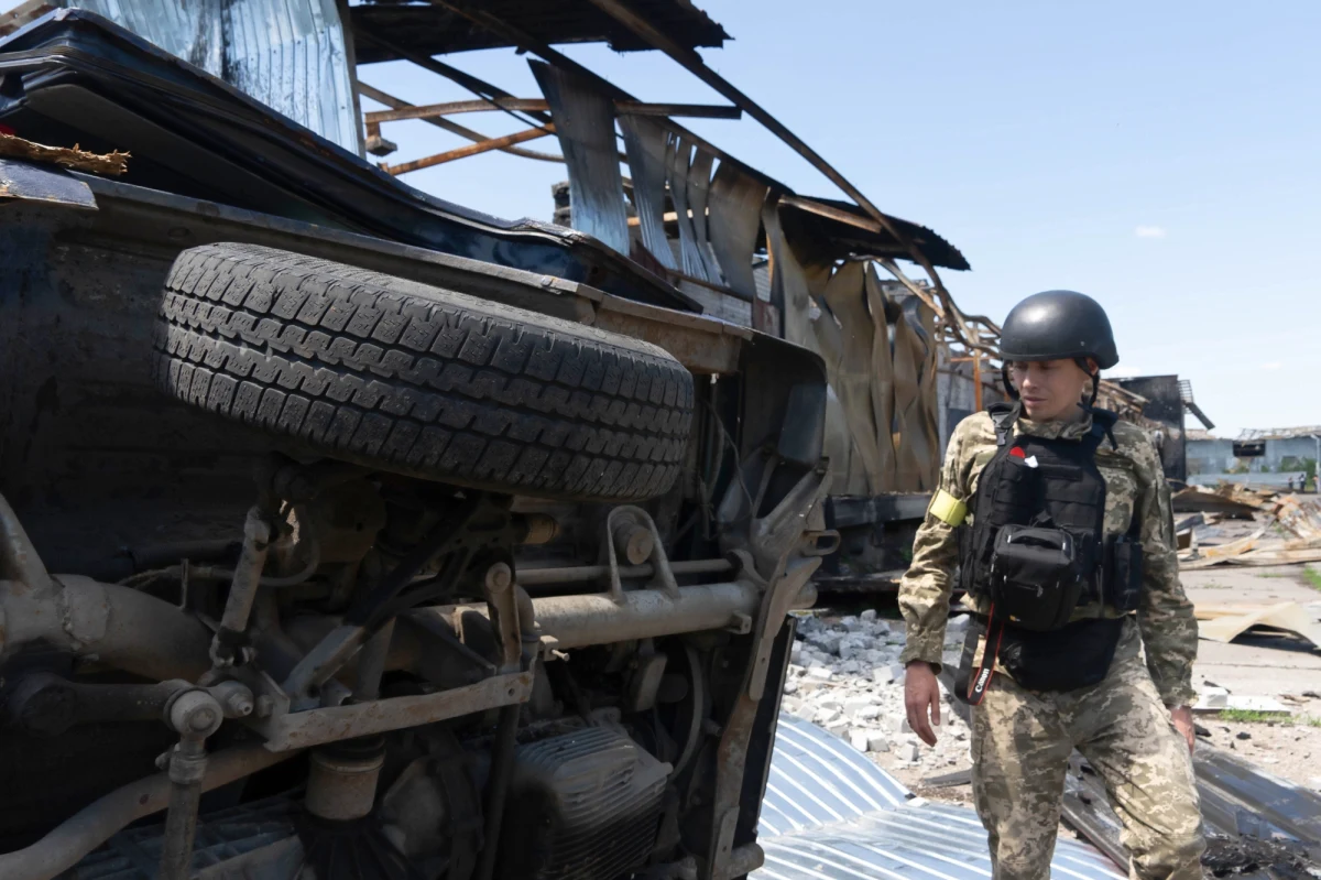 „W ostatnich 24 godzinach wojska ukraińskie przeprowadzały kontratak w Siewierodoniecku, który prawdopodobnie osłabił impet operacyjny, jaki wcześniej uzyskały siły rosyjskie” - przekazało dziś brytyjskie ministerstwo obrony. Zdaniem szefa władz obwodu ługańskiego Serhija Hajdaja połowa miasta jest pod kontrolą Ukraińców.