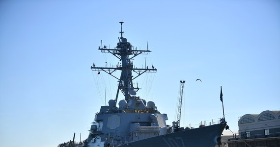 Amerykański niszczyciel rakietowy USS Gravely ponownie zacumował w gdyńskim porcie. Jednostka uzupełnia zapasy.