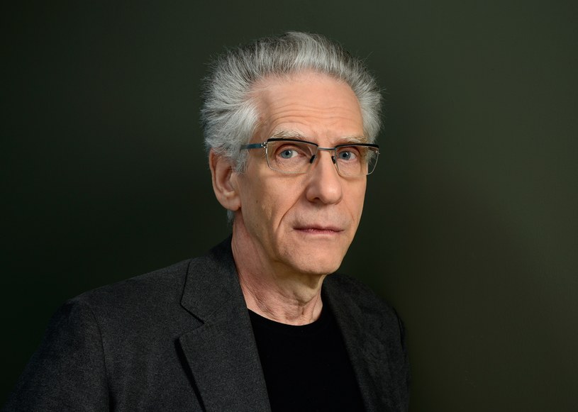 David Cronenberg, kanadyjski reżyser, przypomniał o sobie światu podczas festiwalu filmowego w Cannes, na który pojechał ze swoim nowym filmem "Zbrodnie przyszłości". Niektórzy zwrócili uwagę na fakt, że artysta widziany był ciągle w okularach przeciwsłonecznych. Wyjaśnił, że miało to związek z tym, że niedawno poddał się operacji usunięcia zaćmy i widzi wszystko jaśniej. 