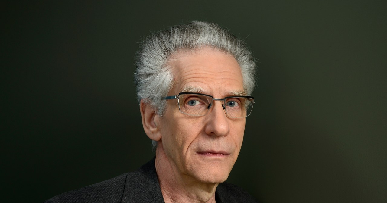 David Cronenberg, kanadyjski reżyser, przypomniał o sobie światu podczas festiwalu filmowego w Cannes, na który pojechał ze swoim nowym filmem "Zbrodnie przyszłości". Niektórzy zwrócili uwagę na fakt, że artysta widziany był ciągle w okularach przeciwsłonecznych. Wyjaśnił, że miało to związek z tym, że niedawno poddał się operacji usunięcia zaćmy i widzi wszystko jaśniej. 