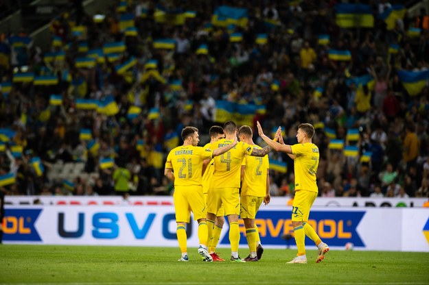 Ukraińscy piłkarze powalczą o awans do MŚ. Żołnierze podarowali im flagę